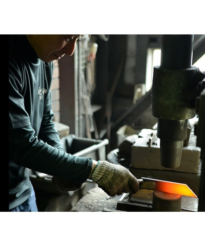 Forjando cuchillos artesanos japoneses